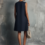 Robe Mini Femme Style Minimaliste Professionnel Bleu Marine en Col Rond, Boutons Asymétriques, Poche Latérale, Sans Manches
