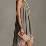 Beatrice | Mini abito grigio in satin con fiocco rosa e pizzo
